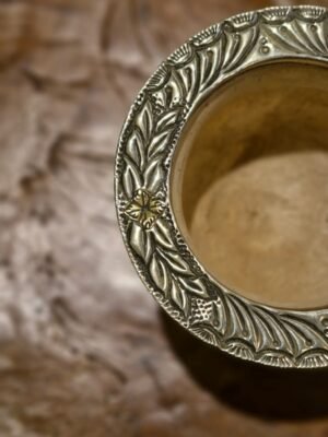 Imperial cincelado con apliques de bronce