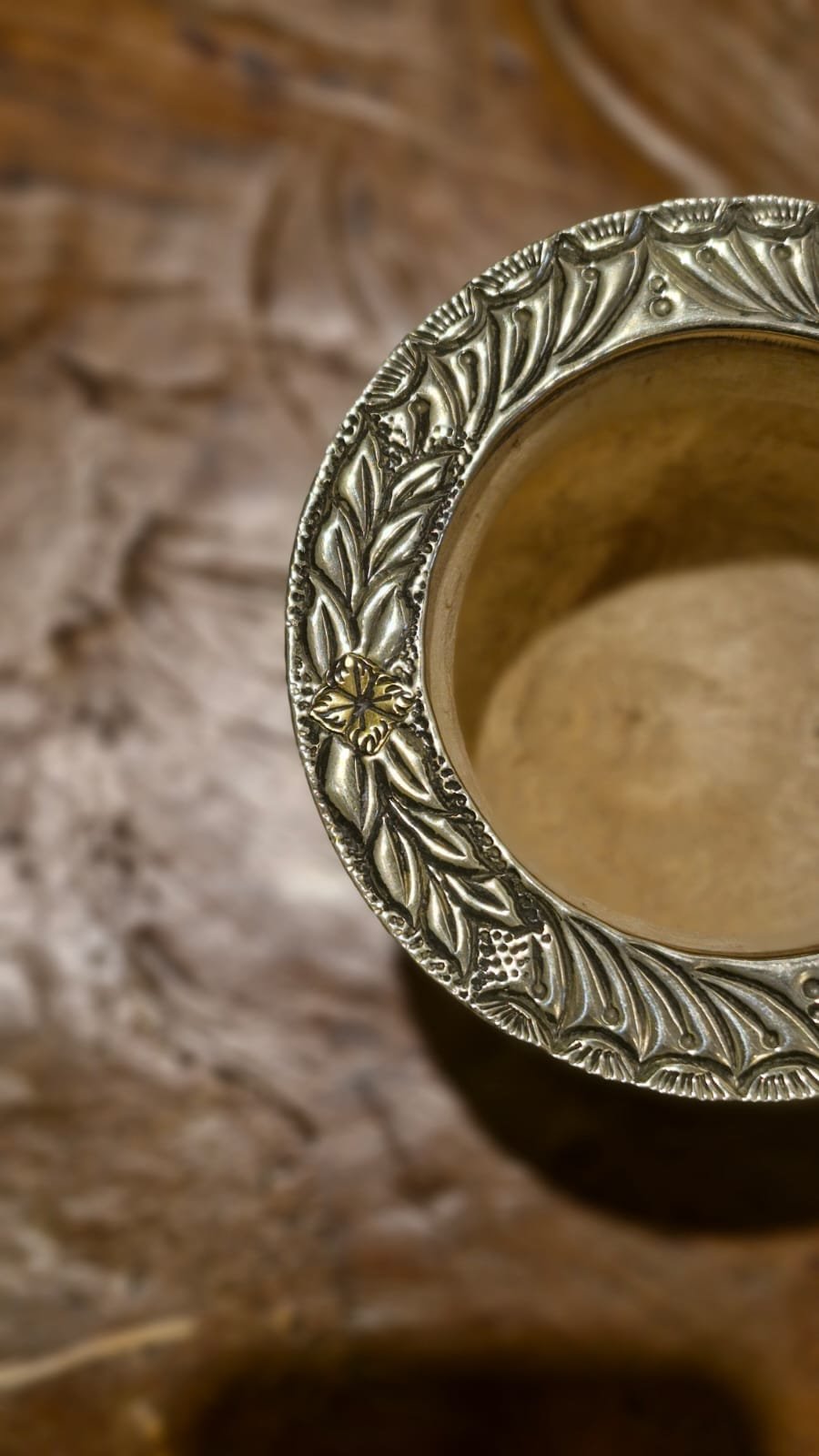 Imperial cincelado con apliques de bronce