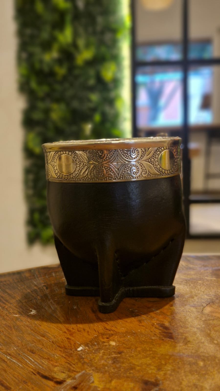 Imperial cincelado con apliques de bronce - Imagen 2